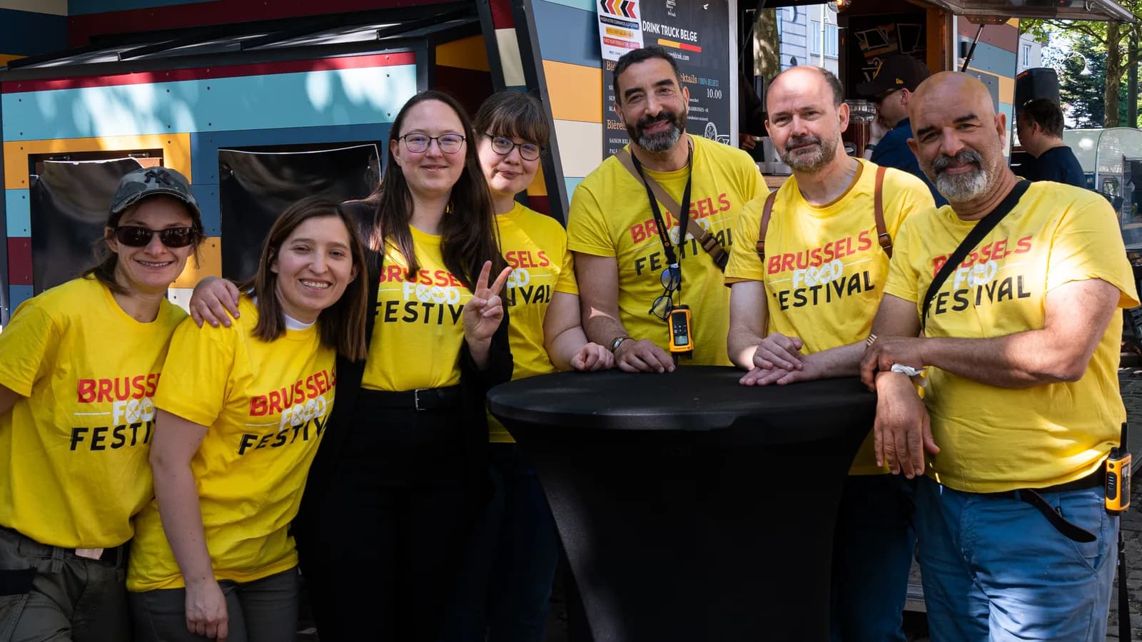 Des bénévoles posent en t-shirts jaunes du Brussels Food Festival.